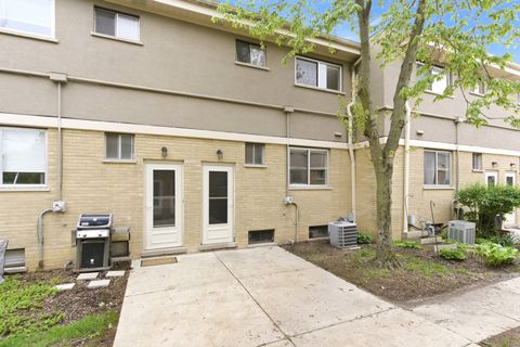 Tiny photo for 614 S Milwaukee Avenue #E, Libertyville, IL 60048 (MLS # 12616262)