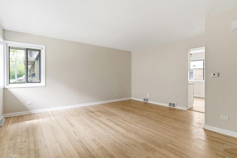 Tiny photo for 614 S Milwaukee Avenue #E, Libertyville, IL 60048 (MLS # 12616262)