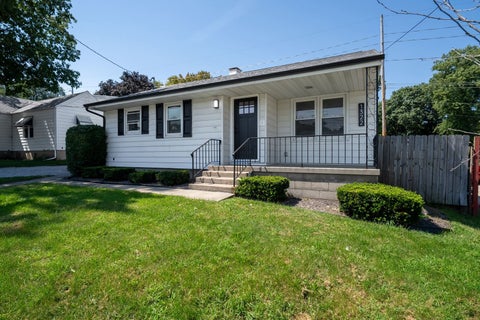 Tiny photo for 1322 N Mason Street, Bloomington, IL 61701 (MLS # 12749181)