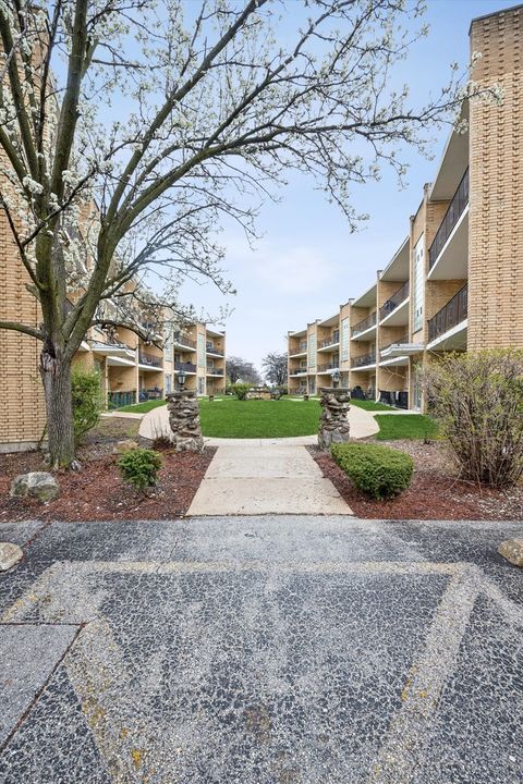 Tiny photo for 10344 S Pulaski Road #304, Oak Lawn, IL 60453 (MLS # 12608457)