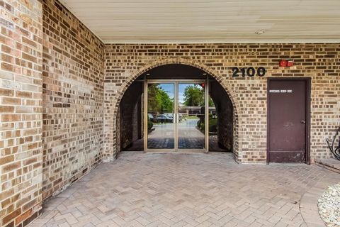 Tiny photo for 2100 Valencia Drive #203-B, Northbrook, IL 60062 (MLS # 12470627)