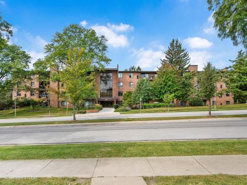 Photo of 7510 Farmingdale Drive #208, Darien, IL 60561 (MLS # 12465594) Photo of 7510 Farmingdale Drive #208, Darien, IL 60561 (MLS # 12465594)