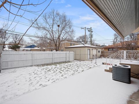 Tiny photo for 7516 N California Avenue, Chicago, IL 60645 (MLS # 12603129)