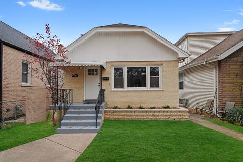 Photo of 4617 N Lowell Avenue, Chicago, IL 60630 (MLS # 12521423)