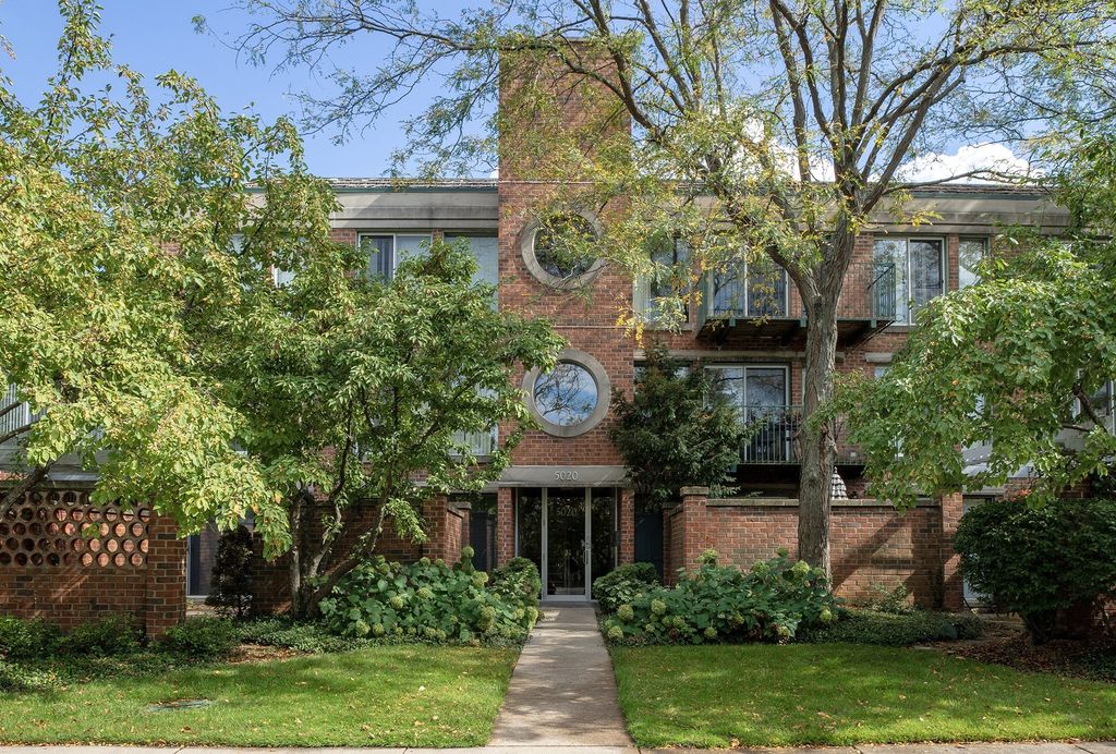 Photo for 5020 Arbor Lane #203, Northfield, IL 60093 (MLS # 12501495)