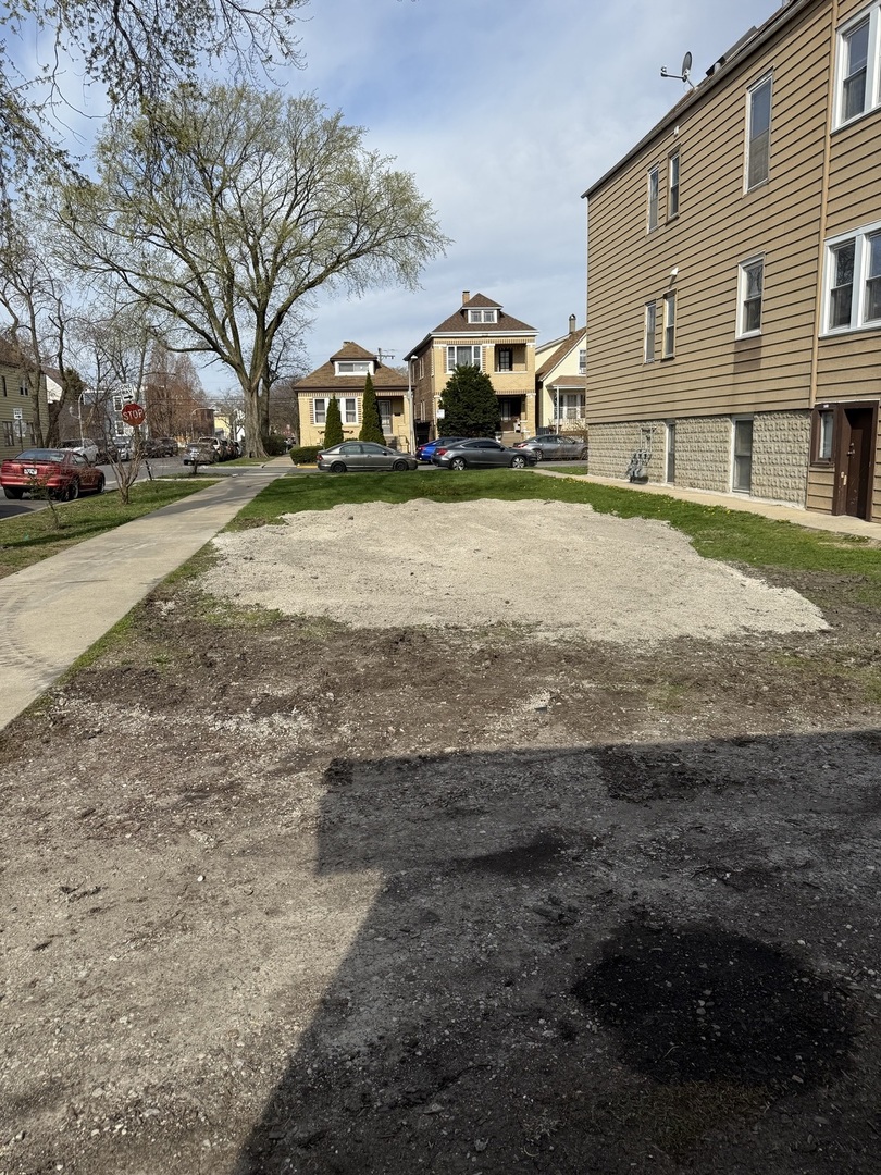 4557 S Francisco Avenue