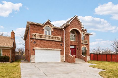 Tiny photo for 3300 W Albion Street, Lincolnwood, IL 60712 (MLS # 12595953)