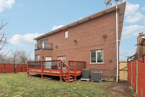 Tiny photo for 3300 W Albion Street, Lincolnwood, IL 60712 (MLS # 12595953)