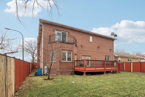 Tiny photo for 3300 W Albion Street, Lincolnwood, IL 60712 (MLS # 12595953)