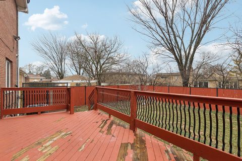 Tiny photo for 3300 W Albion Street, Lincolnwood, IL 60712 (MLS # 12595953)