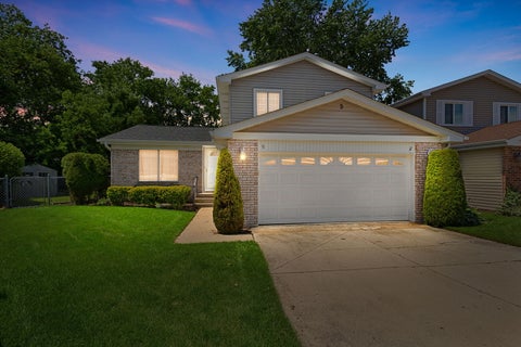 Photo of 5 Oriole Court, Woodridge, IL 60517 (MLS # 12681407)