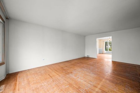 Tiny photo for 1402 N Harvard Avenue, Arlington Heights, IL 60004 (MLS # 12616510)