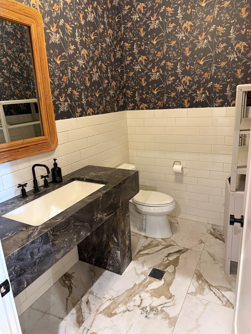 1857 W Chicago Avenue