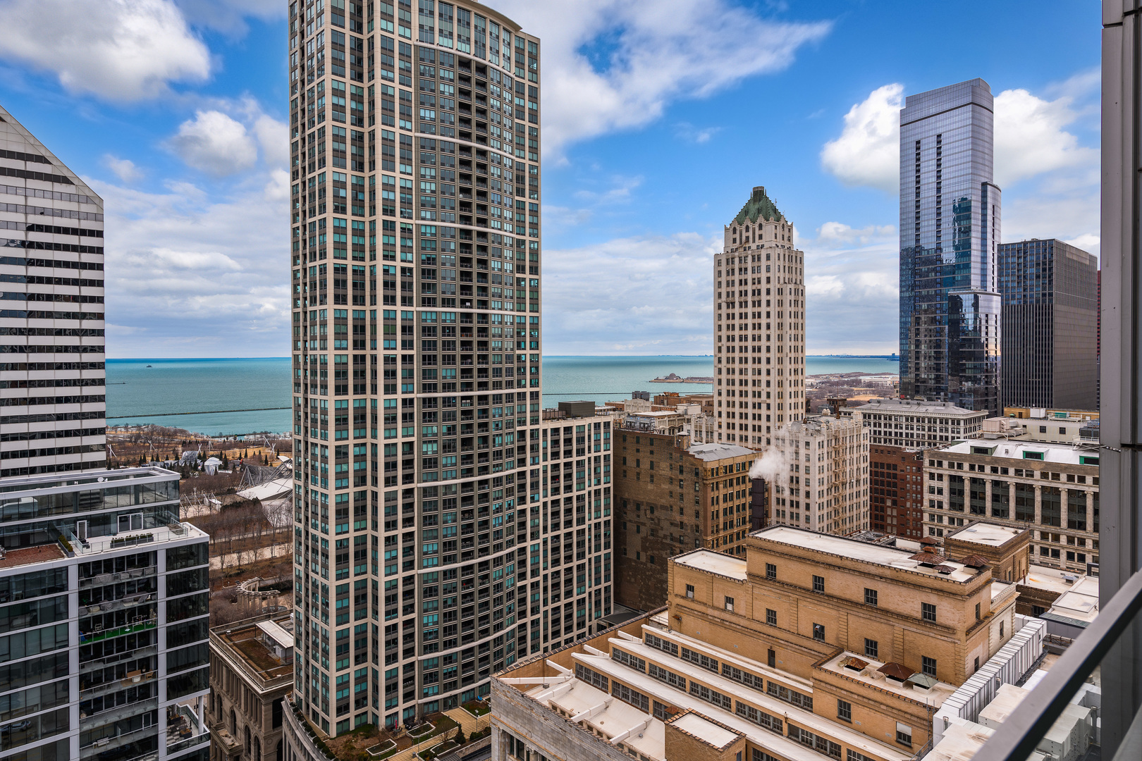 8 E RANDOLPH Street 3002