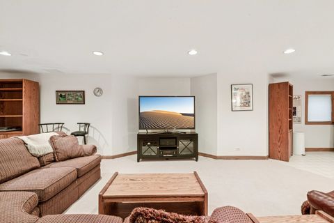 Tiny photo for 54 Gentry Drive, Hawthorn Woods, IL 60047 (MLS # 12601946)