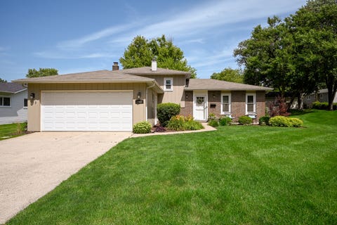 Tiny photo for 1967 NOTTINGHAM Lane, Wheaton, IL 60189 (MLS # 12673609)
