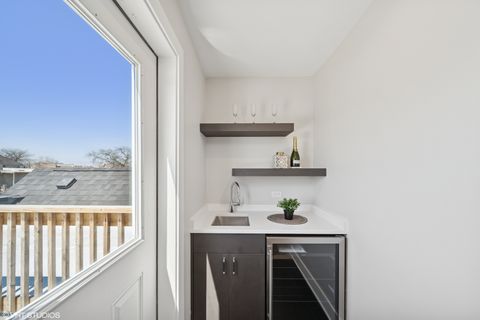 Tiny photo for 702 E 41 Street, Chicago, IL 60653 (MLS # 12353112)