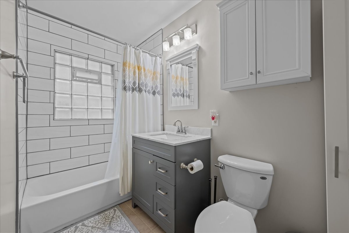 Batavia, Illinois 60510, United States, 3 Bedrooms Bedrooms, ,2 BathroomsBathrooms,Residential,Active,228999