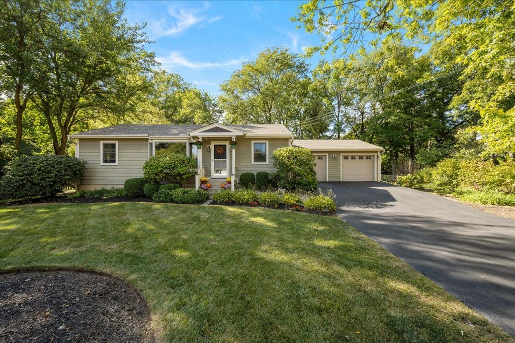 Photo for 231 Evergreen Drive, Batavia, IL 60510 (MLS # 12489613)