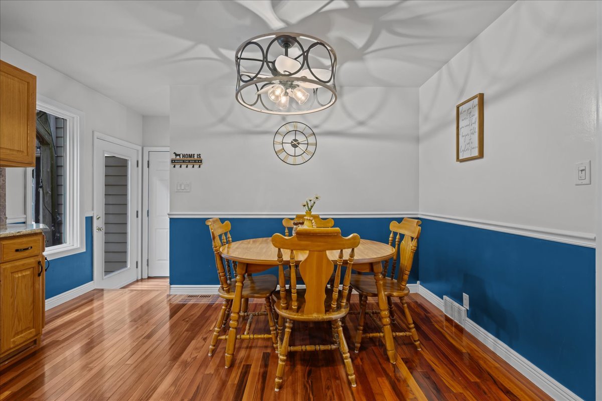 Batavia, Illinois 60510, United States, 3 Bedrooms Bedrooms, ,2 BathroomsBathrooms,Residential,Active,228999