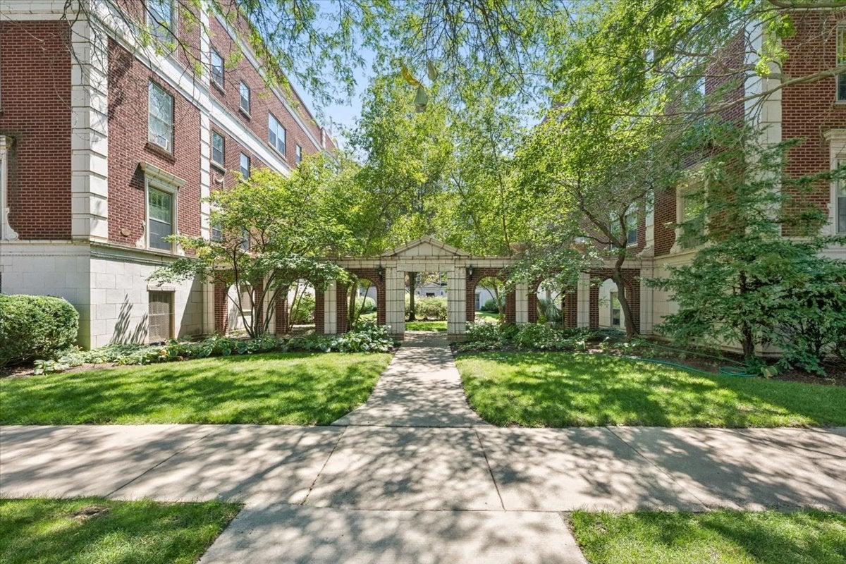 486 Sheridan Road 2