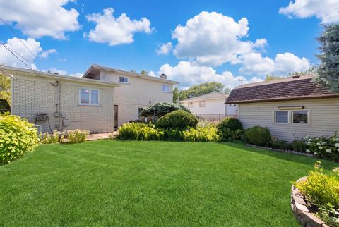 Tiny photo for 8432 W Amelia Drive, Niles, IL 60714 (MLS # 12689160)