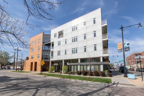 Photo of 4770 N Manor Avenue N #404, Chicago, IL 60625 (MLS # 12625565)