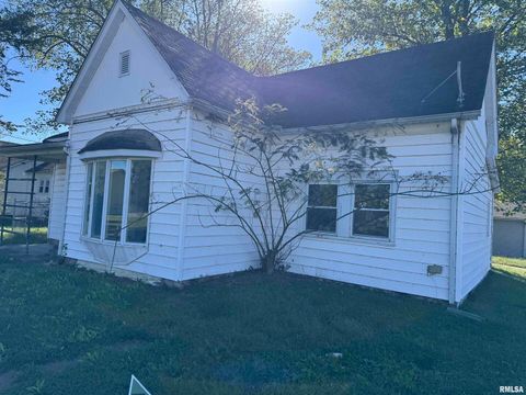 Photo of 301 E CALVERT Street, Marion, IL 62959 (MLS # EB460250)