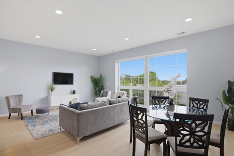 Tiny photo for 5830 N Lincoln Avenue #3W, Chicago, IL 60659 (MLS # 12678410)