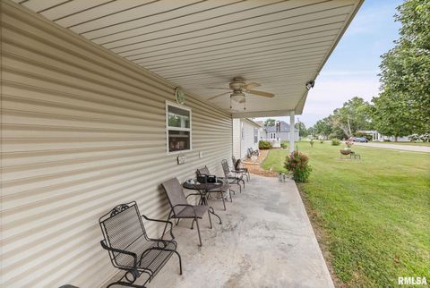 Tiny photo for 1111 S JEFFERSON Street, Salem, IL 62881 (MLS # EB459137)