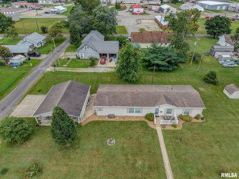 Photo of 1111 S JEFFERSON Street, Salem, IL 62881 (MLS # EB459137)