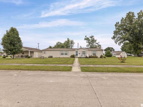 Photo of 1111 S JEFFERSON Street, Salem, IL 62881 (MLS # EB459137)