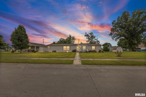 Tiny photo for 1111 S JEFFERSON Street, Salem, IL 62881 (MLS # EB459137)