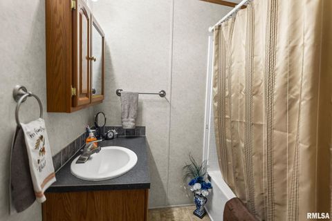 Tiny photo for 1111 S JEFFERSON Street, Salem, IL 62881 (MLS # EB459137)