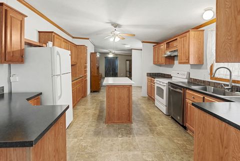 Tiny photo for 1111 S JEFFERSON Street, Salem, IL 62881 (MLS # EB459137)