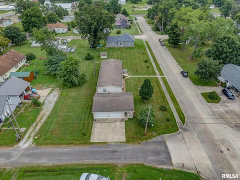 Tiny photo for 1111 S JEFFERSON Street, Salem, IL 62881 (MLS # EB459137)