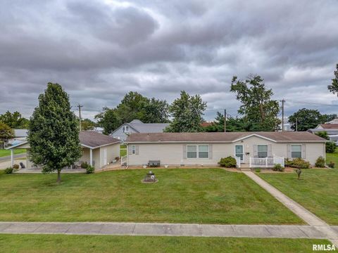 Tiny photo for 1111 S JEFFERSON Street, Salem, IL 62881 (MLS # EB459137)