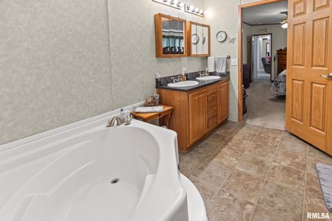 Tiny photo for 1111 S JEFFERSON Street, Salem, IL 62881 (MLS # EB459137)