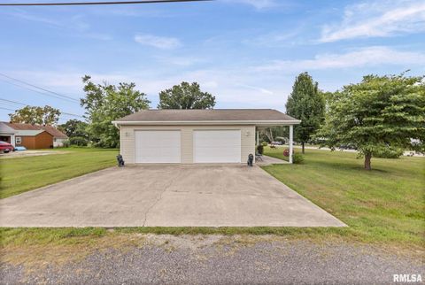 Tiny photo for 1111 S JEFFERSON Street, Salem, IL 62881 (MLS # EB459137)