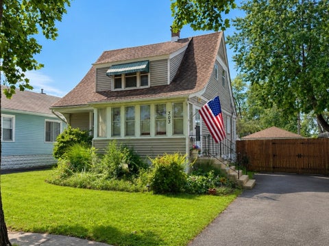 Photo of 303 DAVISON Street, Joliet, IL 60433 (MLS # 12750671)