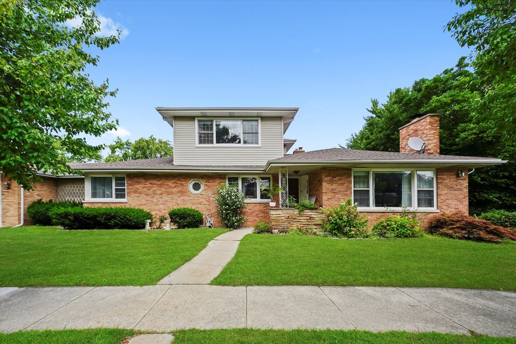 Photo for 8100 LOWELL Avenue, Skokie, IL 60076 (MLS # 12499463)