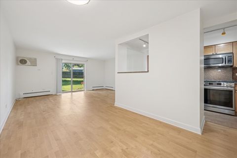 Tiny photo for 2426 N Kennicott Drive #1B, Arlington Heights, IL 60004 (MLS # 12483313)