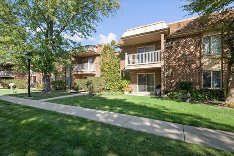 Tiny photo for 2426 N Kennicott Drive #1B, Arlington Heights, IL 60004 (MLS # 12483313)
