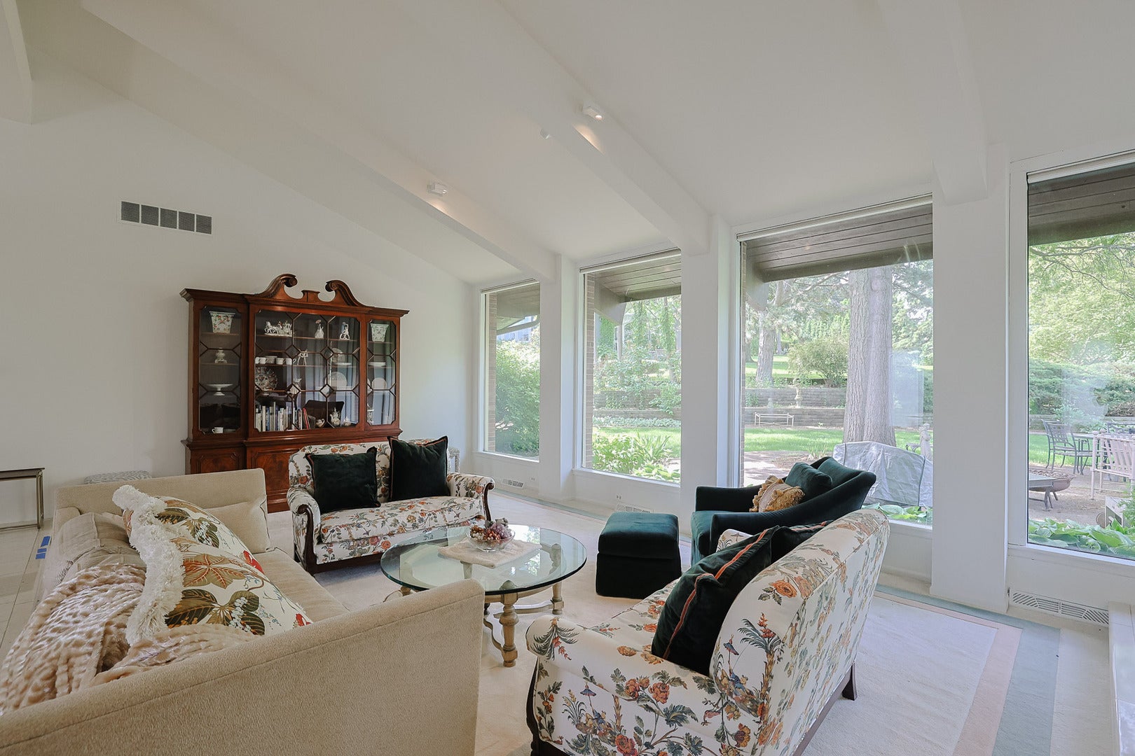 9 Camelot Dr, Oak Brook, IL, 60523, USA, 4 Bedrooms Bedrooms, ,4 BathroomsBathrooms,Residential,Active,9 Camelot Dr,12718210