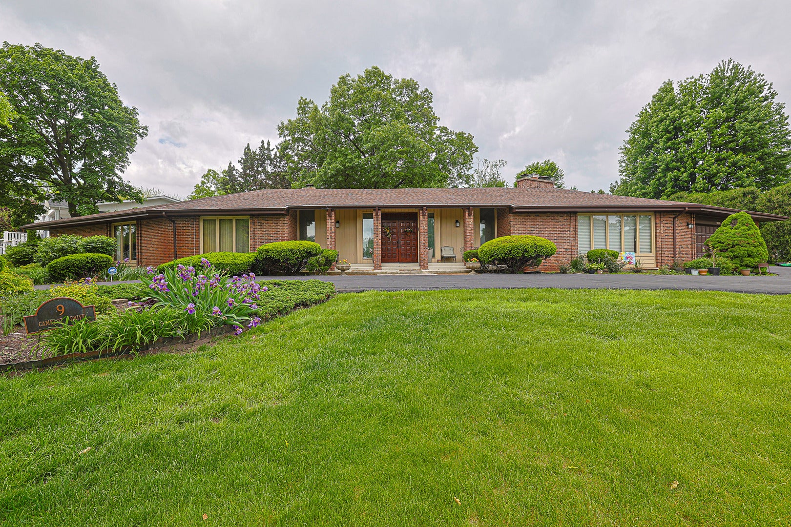 9 Camelot Dr, Oak Brook, IL, 60523, USA, 4 Bedrooms Bedrooms, ,4 BathroomsBathrooms,Residential,Active,9 Camelot Dr,12718210