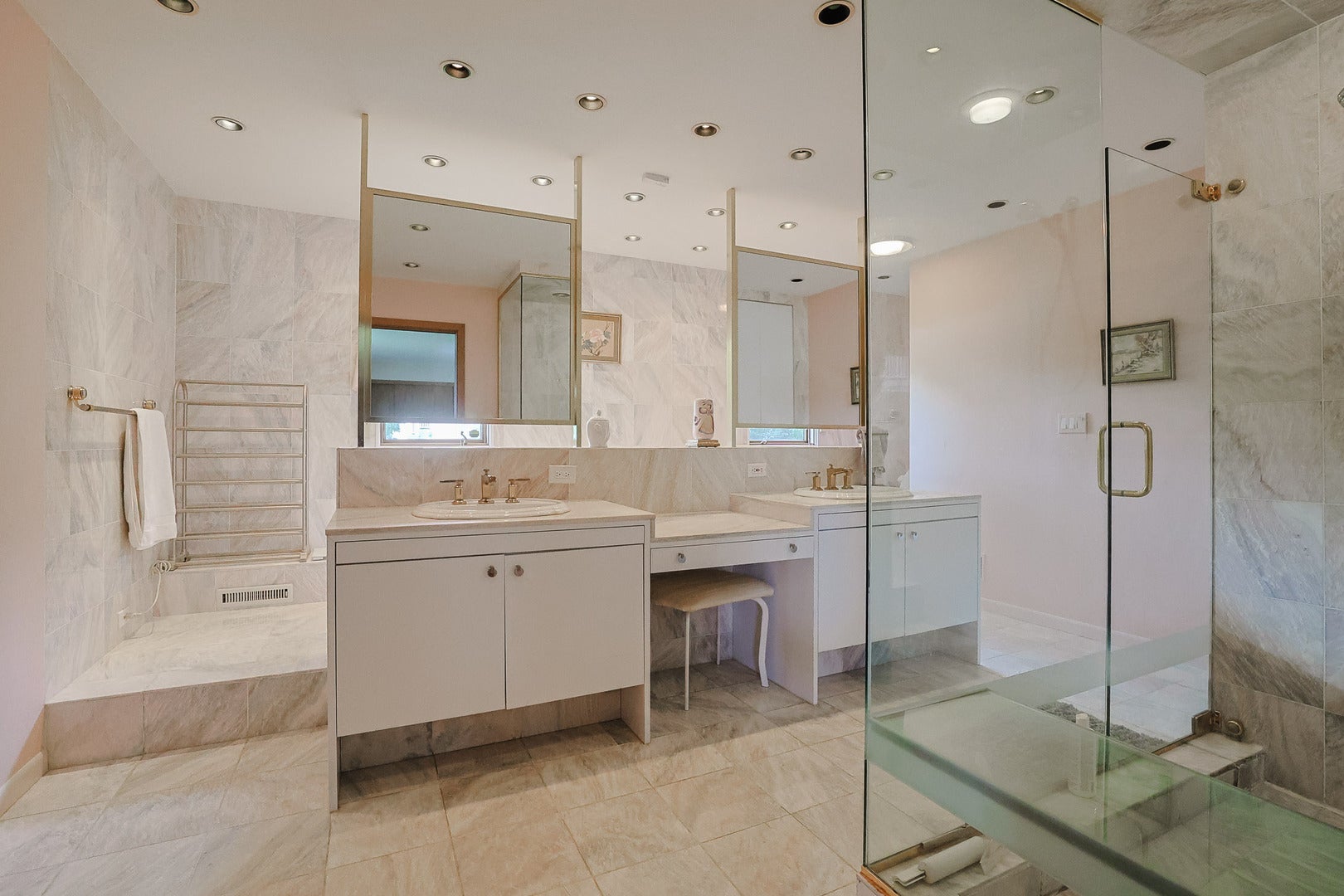9 Camelot Dr, Oak Brook, IL, 60523, USA, 4 Bedrooms Bedrooms, ,4 BathroomsBathrooms,Residential,Active,9 Camelot Dr,12718210