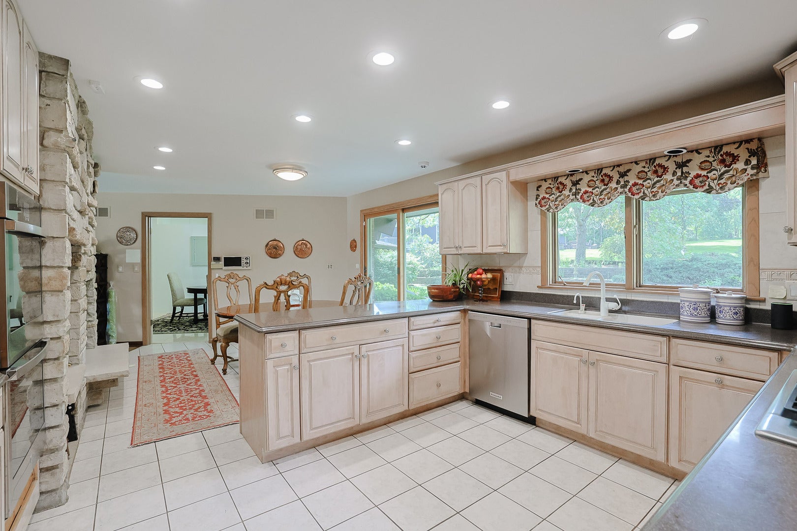 9 Camelot Dr, Oak Brook, IL, 60523, USA, 4 Bedrooms Bedrooms, ,4 BathroomsBathrooms,Residential,Active,9 Camelot Dr,12718210