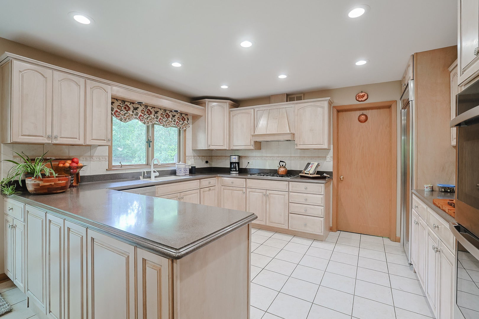 9 Camelot Dr, Oak Brook, IL, 60523, USA, 4 Bedrooms Bedrooms, ,4 BathroomsBathrooms,Residential,Active,9 Camelot Dr,12718210