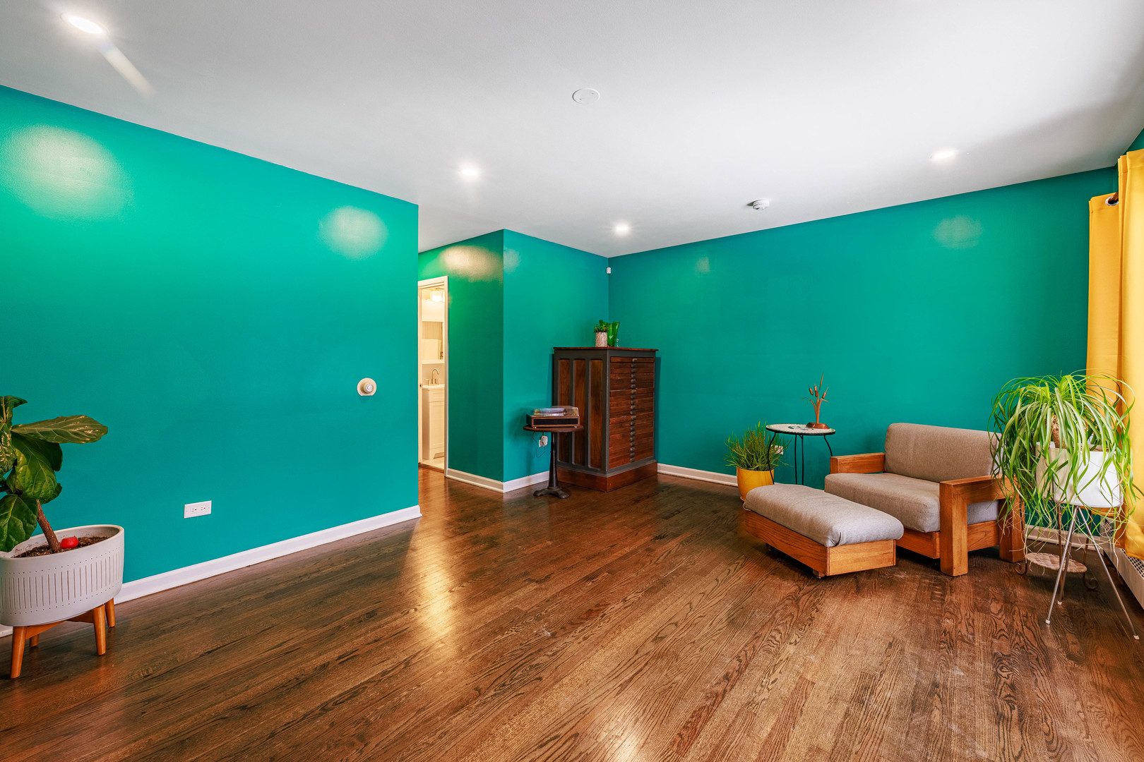 3702 W George Street