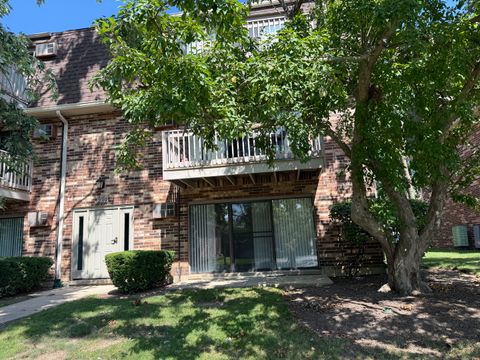 Tiny photo for 239 W Court Of Shorewood #1B, Vernon Hills, IL 60061 (MLS # 12434029)